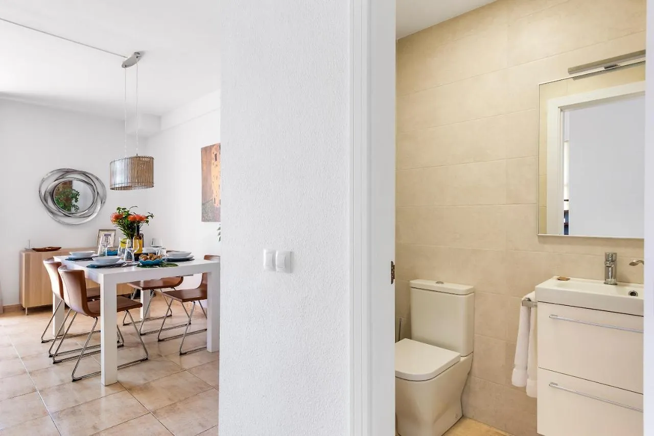 Beachfront Triplex With Swimming Pool & Parking Радазул