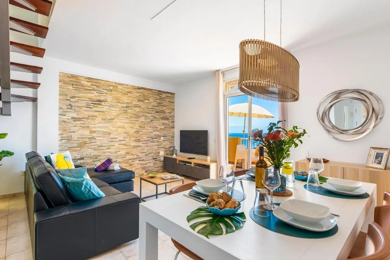 Beachfront Triplex With Swimming Pool & Parking Радазул
